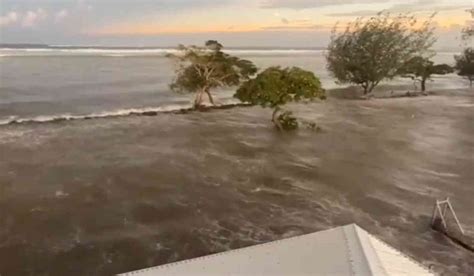 Eruzione Vulcano Sottomarino Impressionante Tsunami A Tonga Travolge