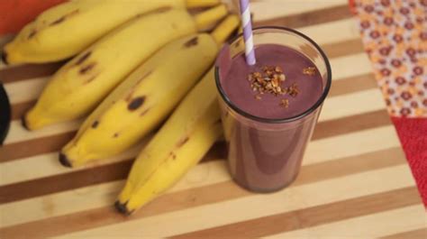 Saiba como preparar um milk shake de açaí e banana