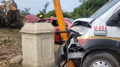 Aparatoso Choque Entre Ambulancia Del Issste Y Autom Vil En Fluvial