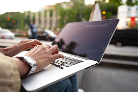 Cerca De Manos Femeninas Escribiendo En El Teclado De Una Computadora