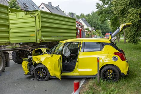 Erzgebirge Suzuki Kracht In Sehmatal Mit Traktor Zusammen Zwei Verletzte