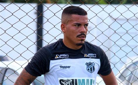 Jornal Correio Vitória acerta a contratação do lateral Thiago Carleto