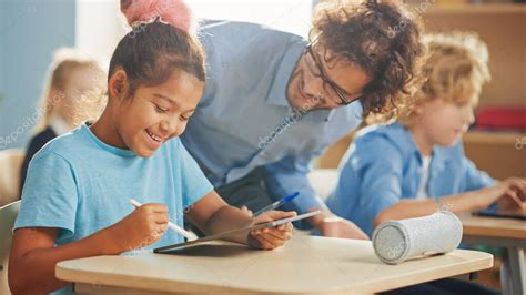 Clase De Ciencias De La Computación De La Escuela Primaria Chica