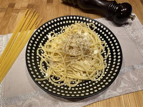 Spaghetti Cacio E Pepe Spaghetti Au Fromage Et Au Poivre Les