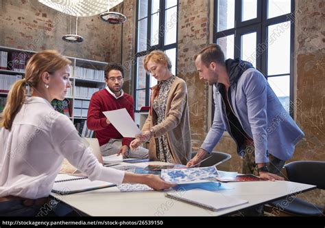 Kollegen Beim Brainstorming Bei Einem Meeting Im Stock Photo