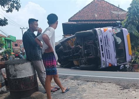 Parkir Truk Diduga Bermuatan Batu Bara Di OKU Nyaris Tutupi Jalan