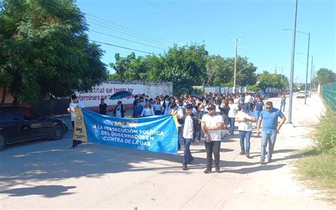 Estudiantes de la UAS marchan por la autonomía universitaria y por