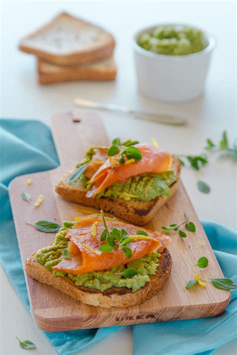 Toast Con Avocado E Salmone Brodo Di Coccole