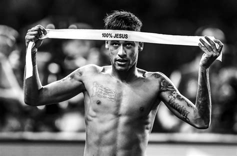 Best 11 Footballer Neymar , of Brazilian team Santos, makes a bow to the fans… – Artofit