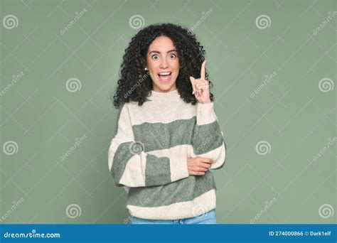 Jovem Latina Excitada Apontando O Dedo Para Cima E Deixando A Nova Ideia Isolada Em Verde Foto