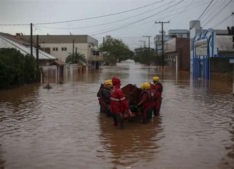 Inundaciones Por Fuertes Lluvias Dejan Al Menos Muertos Y