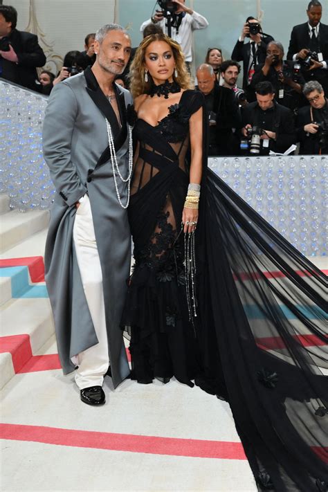 Met Gala 2023 Rita Ora Foule Le Tapis Rouge Avec Son Mari Taika