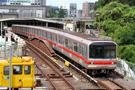 地上区間をゆく東京メトロ丸ノ内線の02系 写真素材 6531699 フォトライブラリー Photolibrary