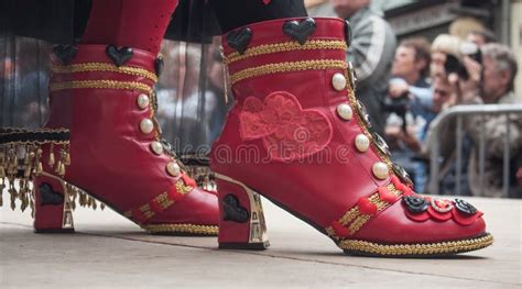 Mujer Con El Vestido Rojo Que Mira El Carnaval Con Confetis Imagen