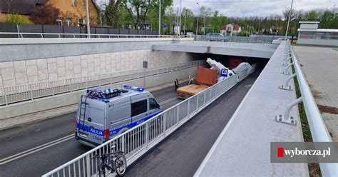 Ciężarówka uszkodziła nowy tunel w Sulejówku Gigantyczne utrudnienia w