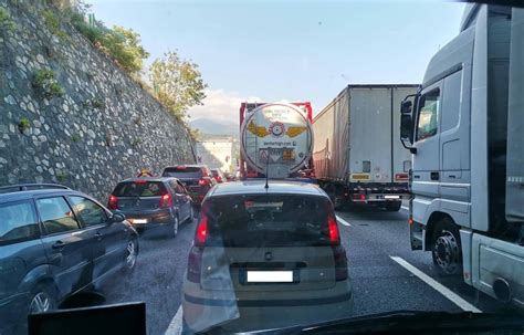 Autostrade Scontro Tra Due Camion Tra Savona E Celle Lunghe Code