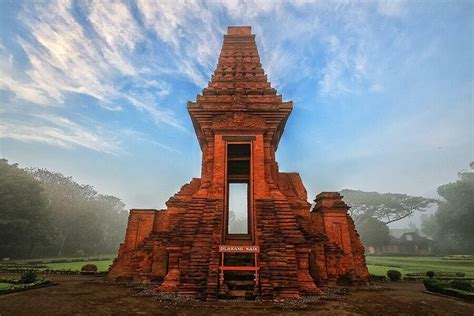 Candi Bajang Ratu Peninggalan Majapahit Di Mojokerto Viuit