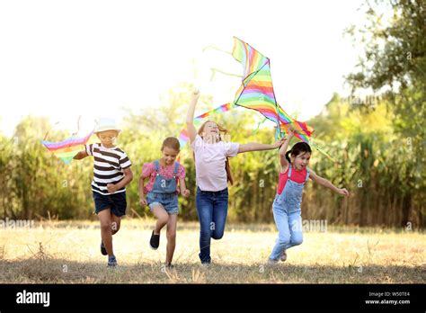 Children flying kites hi-res stock photography and images - Alamy