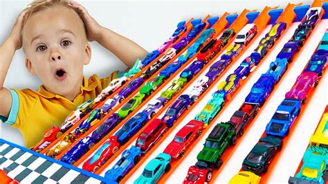 Крис играет с машинками Hot Wheels и строит город Hot Wheels YouTube