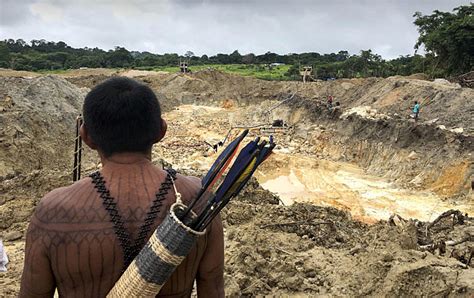 Garimpeiros atacam ônibus de indígenas de terra invadida e impedem