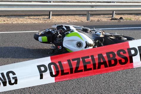 Motorr Der Krachen Ineinander Biker Stirbt Bei Schwerem Unfall Auf Der B