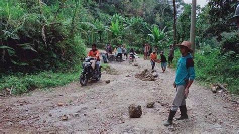 Warga Desa Kahayya Bulukumba Swadaya Perbaiki Jalan Rusak Hasil