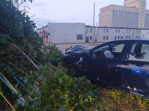 Dacia przebiła ogrodzenie na ul Płockiej Kierowca miał 2 5 promila