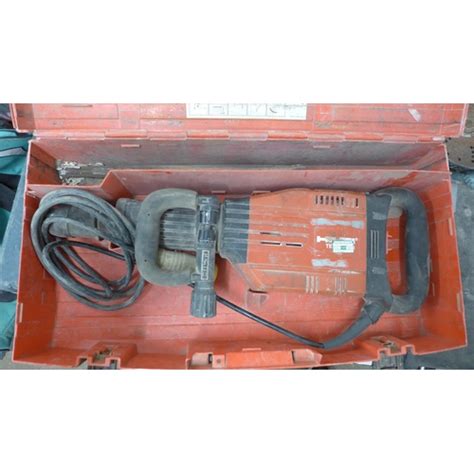 A Hilti TE 905 AVR Jack Hammer Breaker With Case And Bits 110v