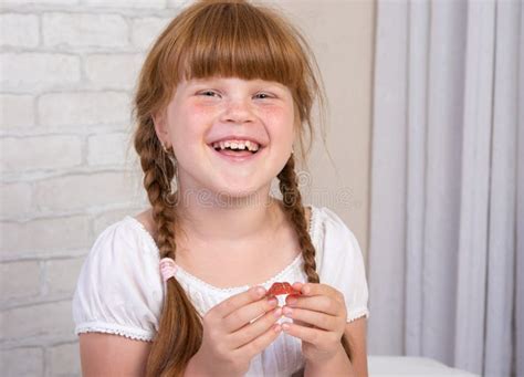 Petite Fille Aux Cheveux Roux Dans Une Robe Blanche Image Stock Image