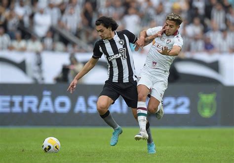 Dois jogadores do Benfica e um alvo das águias entre os 50 jovens