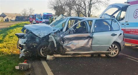 Nie żyje kierowca po zderzeniu Dacii i skody OSTROW24 tv Ostrów