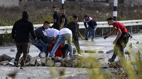 اضراب شامل يعم مدن الضفة الغربية بعد مقتل فلسطيني تلاحقه اسرائيل