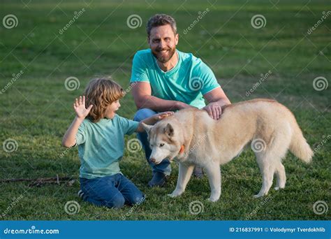 Lycklig Familj Har Kul Med Hundhusky Lycklig Far Och Hans Son Leker