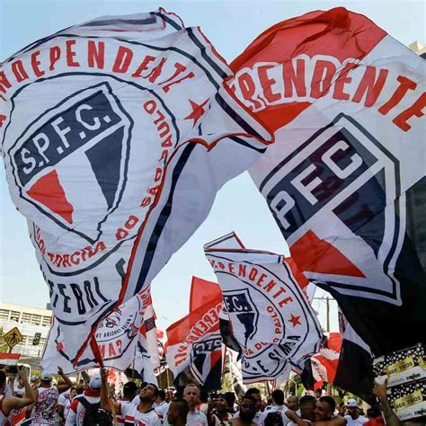 Torcida do São Paulo faz linda festa para os jogadores em embarque para