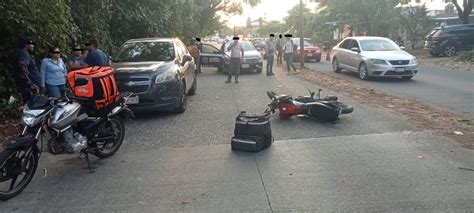 El Orbe Al Momento Sobre El Boulevard Príncipe Akishinos Un Joven Que