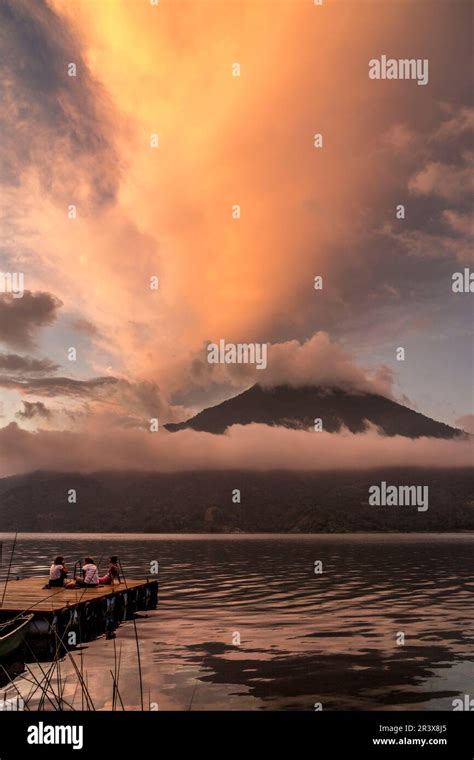 Lago Atitlán y el volcán San Pedro Santiago Atitlán departamento de