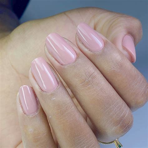 Um nude luxo e cheio de elegância Manutenção esmaltação em gel naildesign nail