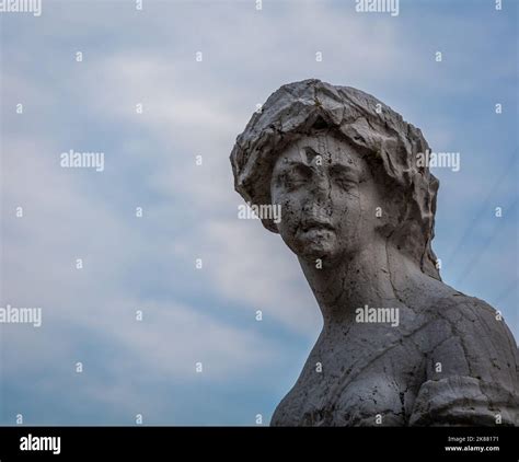 Estatua Del Monumento Refugium Peccatorum Cerca Del Canal De Agua