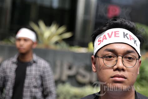 Unjuk Rasa Koalisi Masyarakat Sipil Anti Korupsi Foto