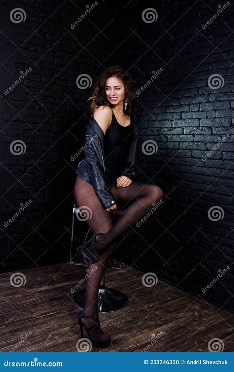 Studioportrait Mit Sexy Brunette Girl In Schwarzer Lederjacke Stockfoto Bild Von Grau Brust