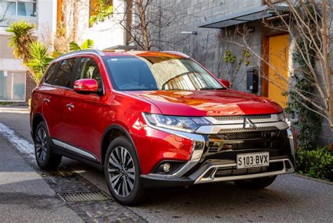 2018 Mitsubishi Outlander Exceed Phev Price And Specifications Carexpert