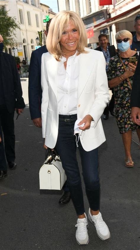 Brigitte Macron Styl E Elle Ressort Les Baskets Et Ose Un Sac Qui