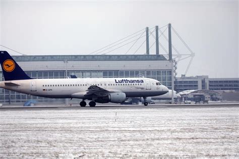 Lufthansa Airbus A D Aipe En El Aeropuerto De Munich Muc Foto