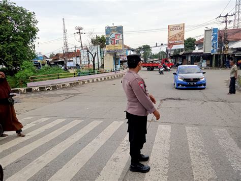 Anggota Polsek Rajeg Giat Gatur Lalu Lintas Di Lampu Merah Kukun