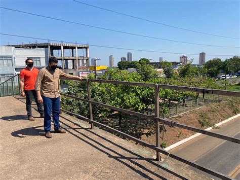 Prefeitura vistoria obra de manutenção e recuperação da passarela do