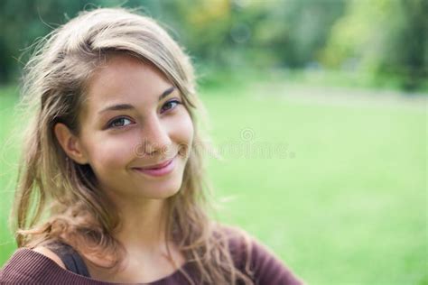 Beau Jeune Brunette Heureux Avec Un Grand Sourire Photo Stock Image Du Femelle Regarder