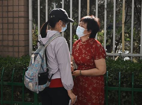 Love, encouragement abounds on first day of gaokao - Chinadaily.com.cn