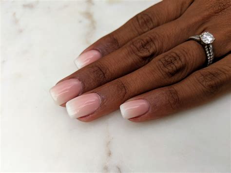 Foto Unhas decoradas em nude e branco são aposta minimalista para usar no Dia dos Namorados