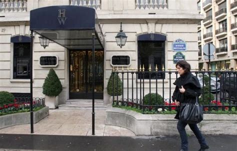 Paris Une Bijouterie De Luxe Braqu E Pr S Des Champs Elys Es Le