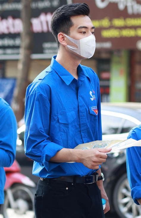 Hot boy tình nguyện cao 1m87 nổi bật tại kỳ thi lớp 10